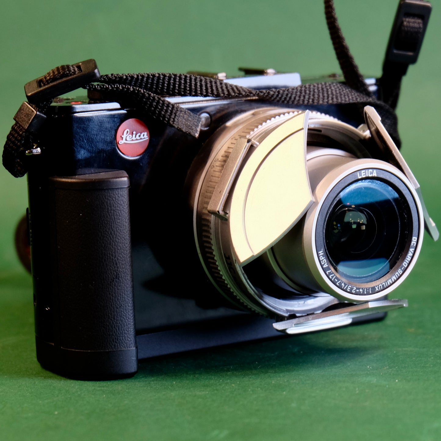 Leica D-lux 6 Digital camera with EVF Grip