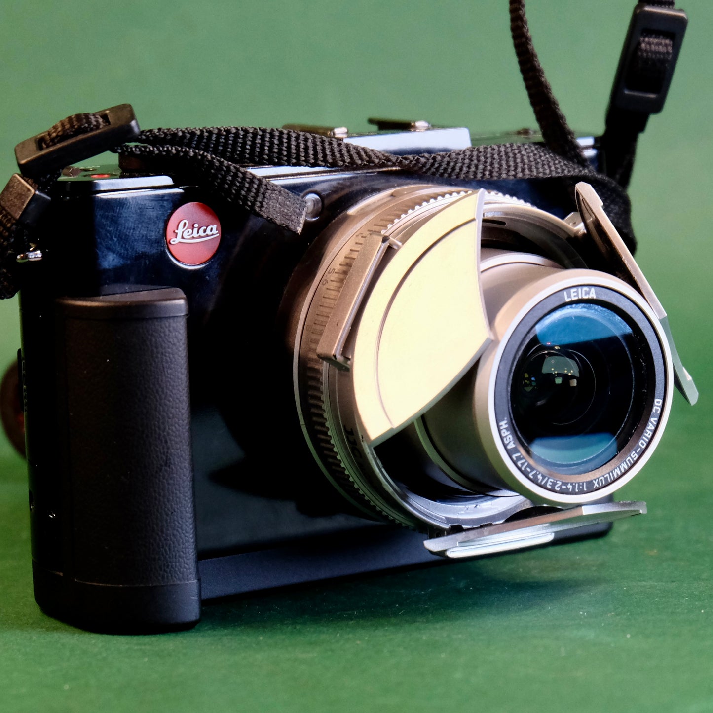 Leica D-lux 6 Digital camera with EVF Grip