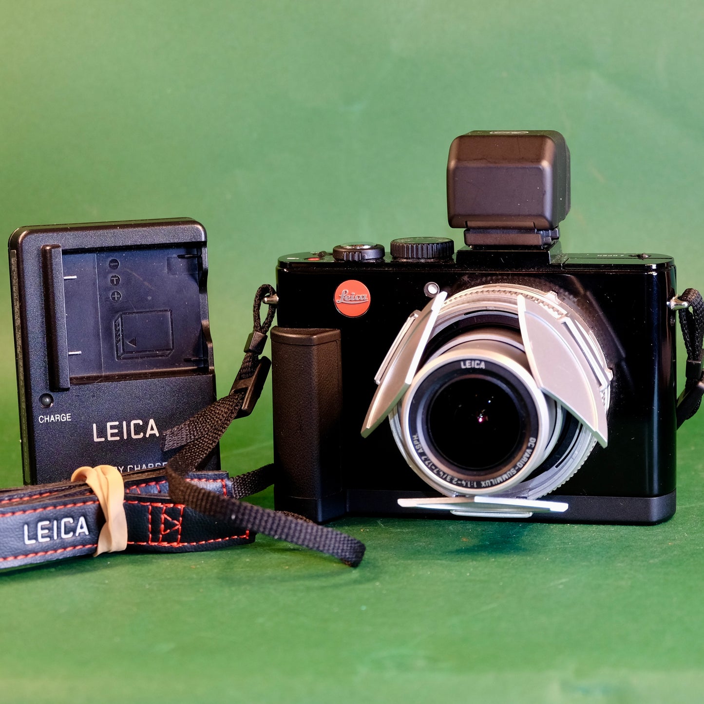 Leica D-lux 6 Digital camera with EVF Grip