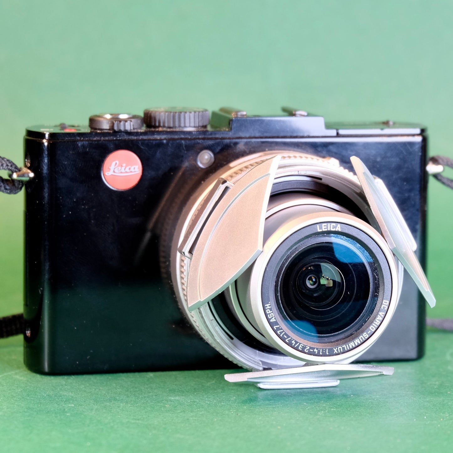 Leica D-lux 6 Digital camera with EVF Grip