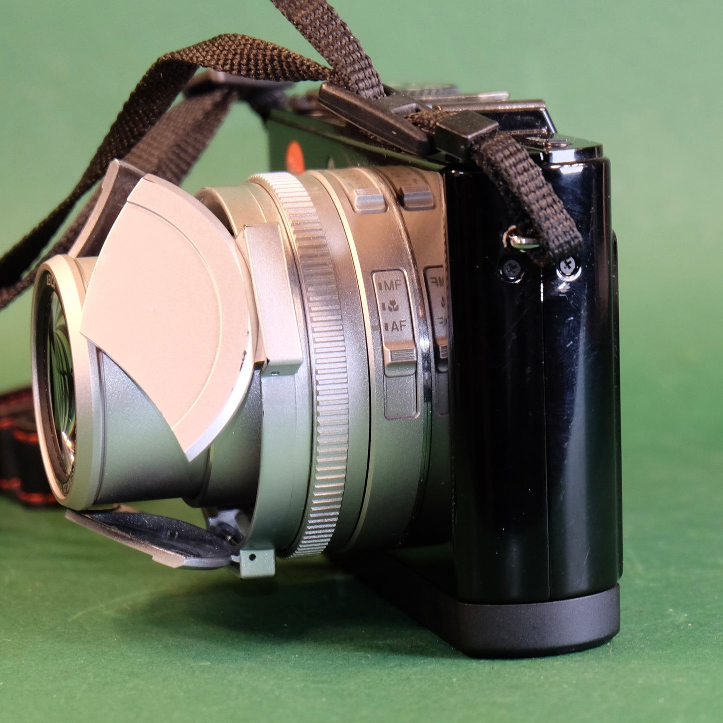 Leica D-lux 6 Digital camera with EVF Grip