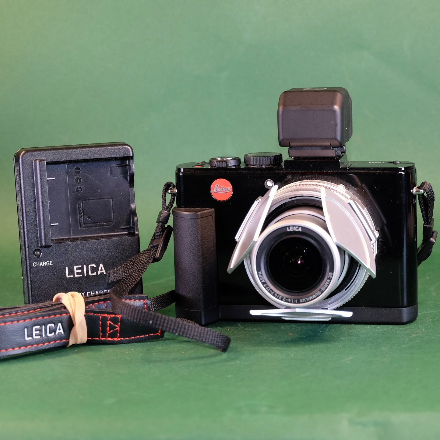 Leica D-lux 6 Digital camera with EVF Grip