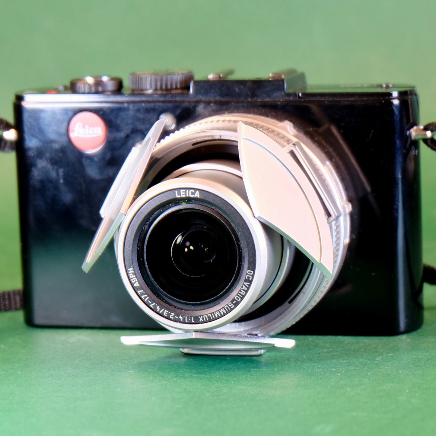 Leica D-lux 6 Digital camera with EVF Grip
