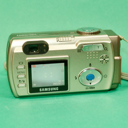 Y2k low res retro aesthetic Samsung Digimax 420 champagne gold! Slayy