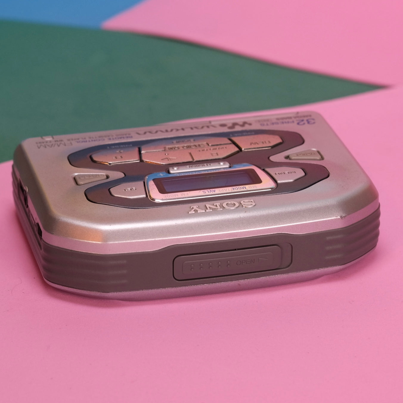 Sony cassette walkman WM-FX493 y2k audio, student