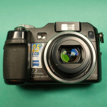 Sony DSC-v3 Digital camera with built in night shot and 0.65x wide angle lens adapter