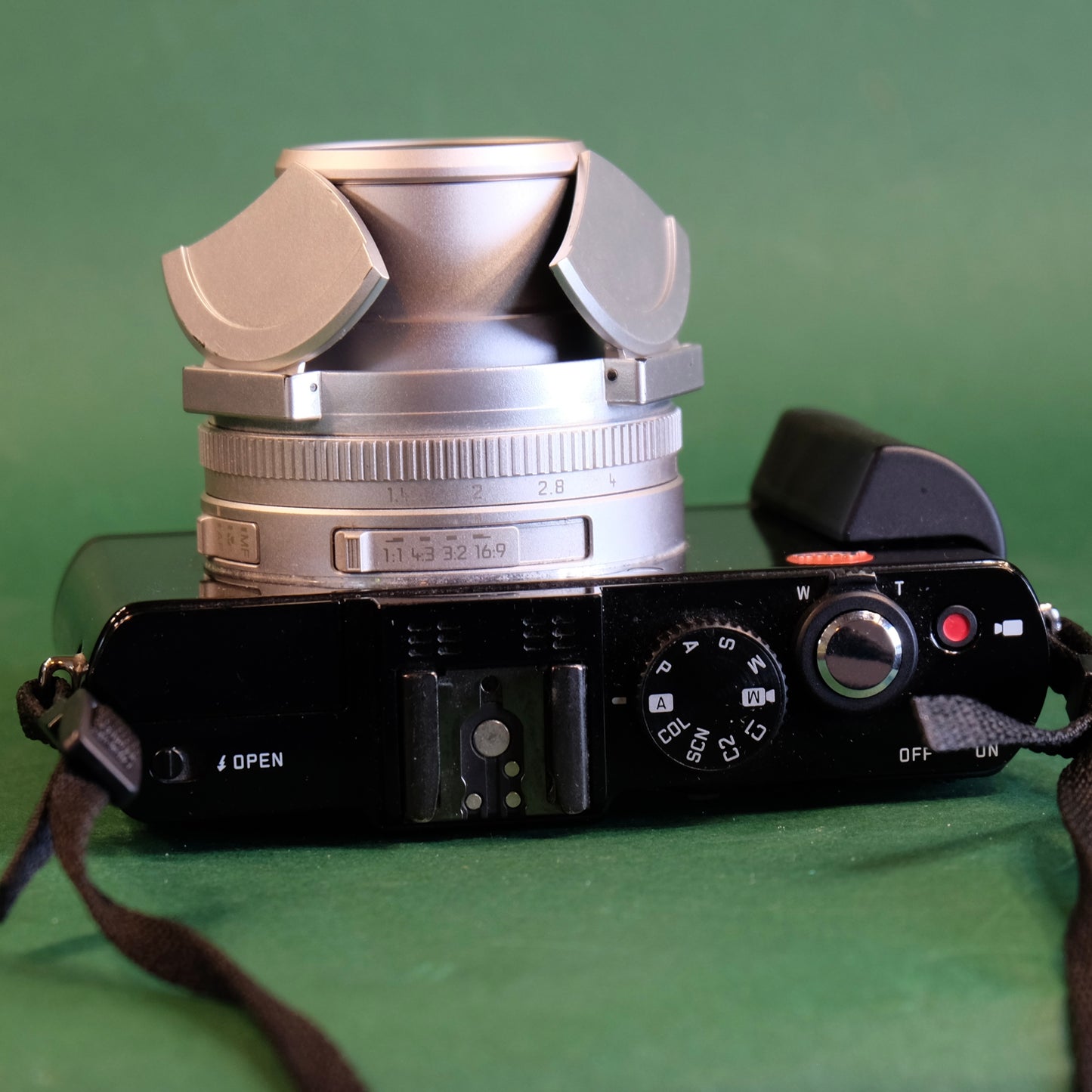 Leica D-lux 6 Digital camera with EVF Grip