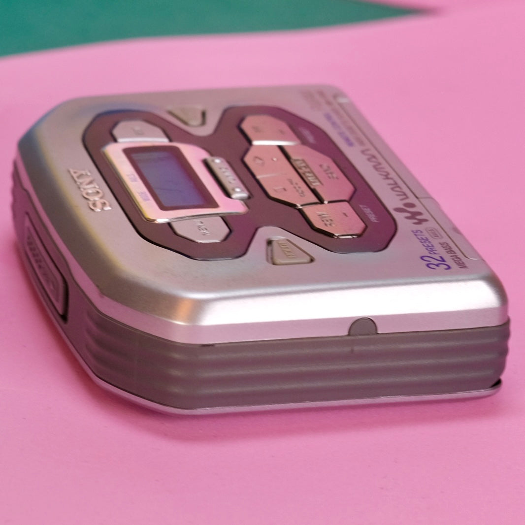 Sony cassette walkman WM-FX493 y2k audio, student